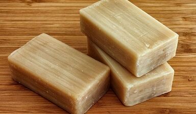 Sabun dobi untuk membersihkan badan parasit