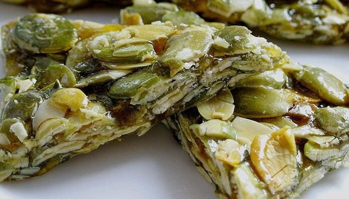 Kozinaki dari biji labu terhadap cacing